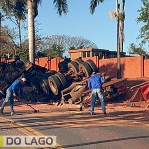 CARRETA TOMBA NA PR-317