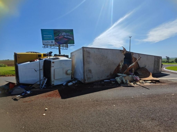 A carreta ficou de lado tombada. Foto: PRE