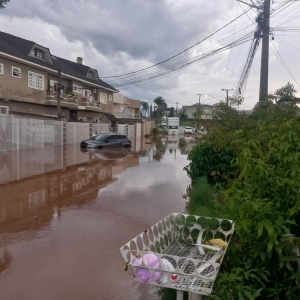 Alagamento no Botiatuvinha — Foto: Rodrigo Brito/RPC