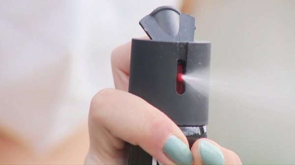 Deputados aprovam venda de spray de pimenta para mulheres no Paraná — Foto: RPC