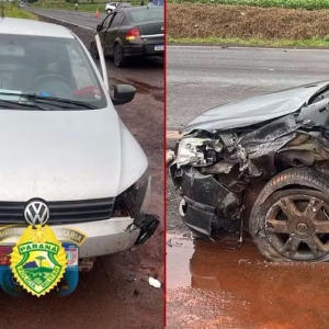 Picape e carro foram atingidos durante a ultrapassagem. — Foto: PRE