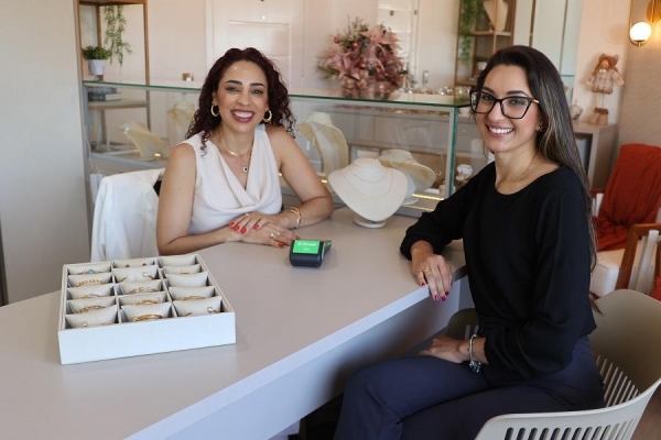 Associada Jane Theodoro com a gestora da conta Luana Buchi . Foto: Assessoria/Sicredi.