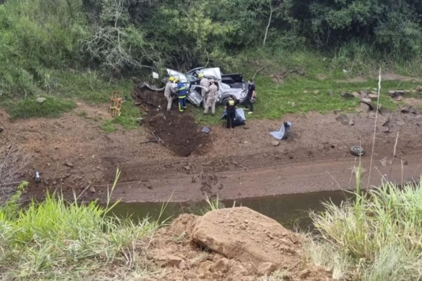 Homem morre após carro cair de ponte na BR-277, em Guarapuava, na véspera de Natal — Foto: Corpo de Bombeiros do Paraná