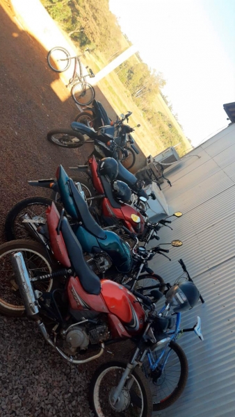 A moto furtada é a primeira moto da foto. Foto: Divulgação.