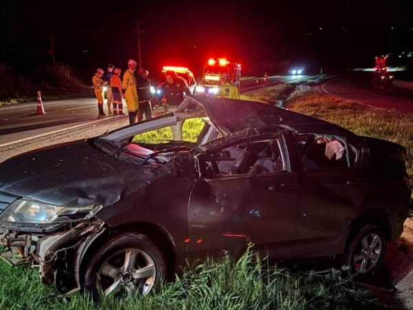 Foto: O acidente ocorreu por volta das 19h40, no quilômetro 143 da rodovia, envolvendo um veículo Honda City que seguia no sentido Capitão Leônidas Marques/Lindoeste.
