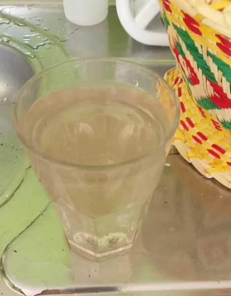 Água que sai da torneira da cozinha. Foto: Colaboradora.