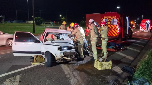 O Siate dos bombeiros retirou a vítima do veículo. (Foto: CGN)