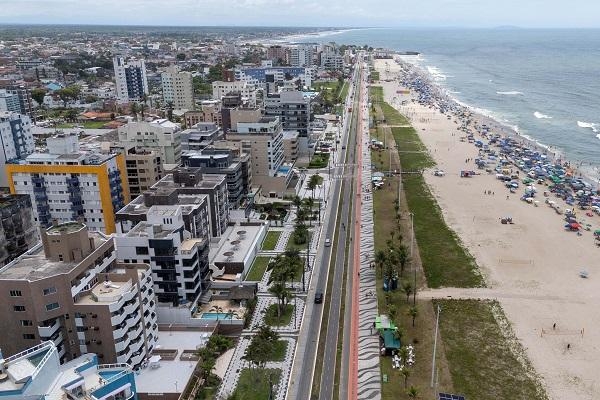 Durante o Verão Maior Paraná, a PCPR orienta turistas e moradores a redobrarem a atenção ao negociar a locação de imóveis. Foto: Felipe Henschel/AEN