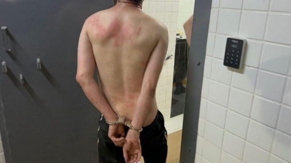 Homem preso por bater na mãe chega a 15ª SDP de Cascavel e reclama do tratamento que recebeu. Foto: CGN