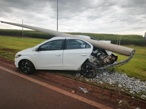Veículo com traseira destruída. Foto: PRE.