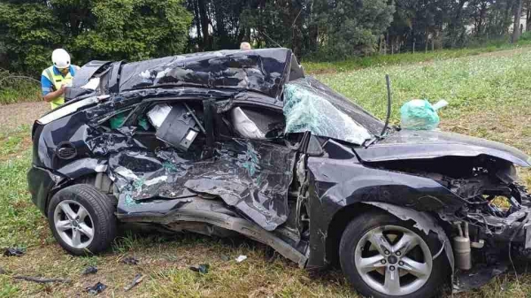 O carro ficou destruído. Foto: PRF.