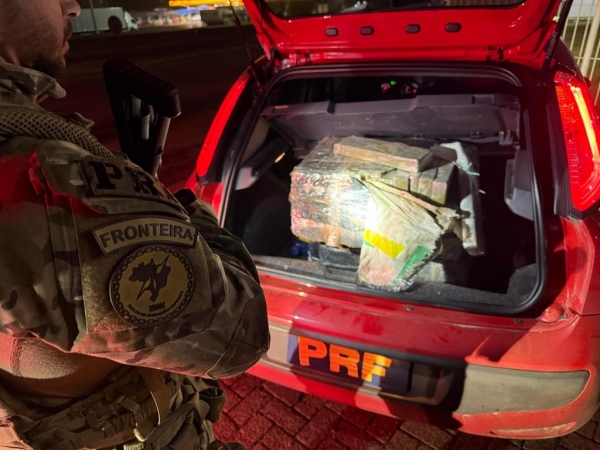 A droga era transportada em um Fiat Punto ocupado por um casal morador de Curitiba. Foto: PRF.