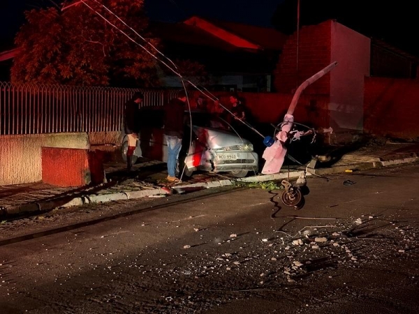 O Gol atingiu um post de energia elétrica. Foto: Colaborador/Portal Nova Santa Rosa.