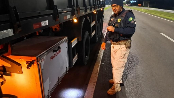 A abordagem aconteceu no quilômetro 580 da rodovia. Foto: PRF.