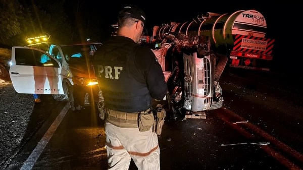 Criança de 3 anos está entre os mortos em grave colisão na BR-376. Foto: PRF.