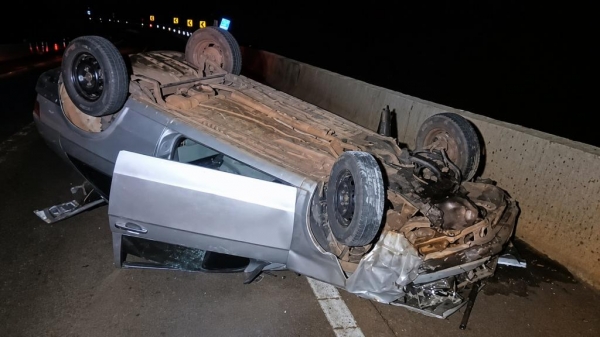 O carro atingiu a mureta de proteção da ponte e capotou. Foto: Catve.