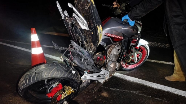O automóvel atingiu a traseira da motocicleta. Foto: PRF,