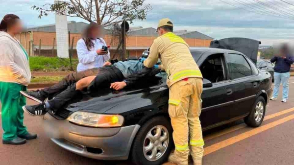 Com a força do impacto, o jovem foi arremessado sobre o Vectra. Foto: Catve.