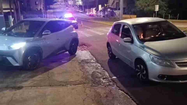 A colisão envolveu um carro elétrico BYD e um Volkswagen Gol. Foto: Catve.