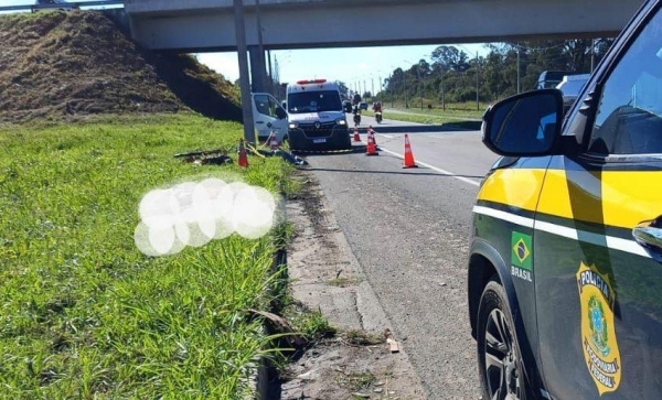 A vítima sofreu ferimentos gravíssimos e morreu no local. Foto: PRF.