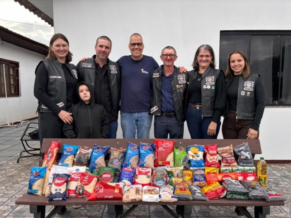 Momento da entrega dos alimentos. Foto: Makários Moto Clube.