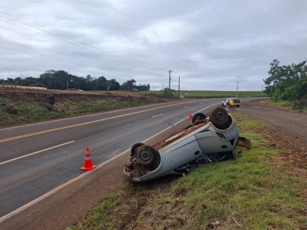O carro ficou com as rodas para cima. Foto: PRE.