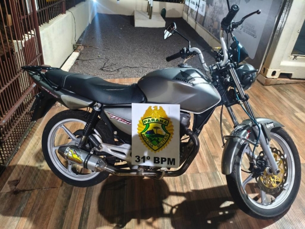 Moto apreendida. Foto: PMPR.