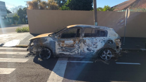 Carro localizado incendiado. Foto: Portal Nova Santa Rosa.
