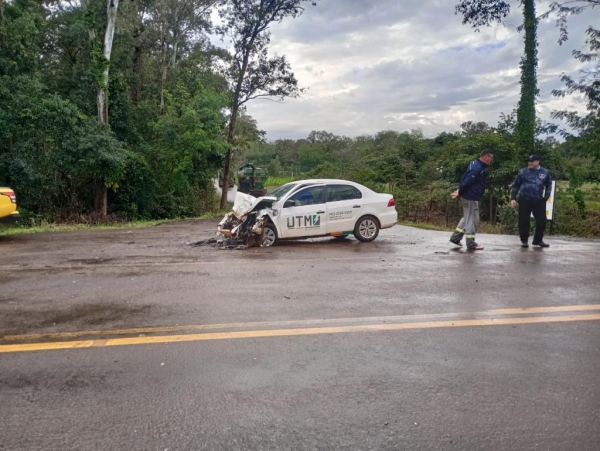 No carro um jovem de 23 anos resultou com ferimentos. Foto: PRE.