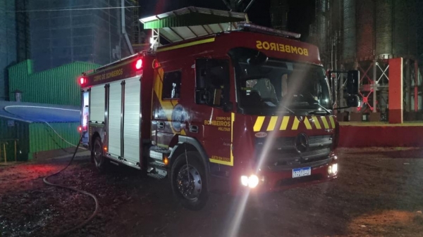 Para conter o fogo, as equipes utilizaram um caminhão ABTR . Foto: CGN.