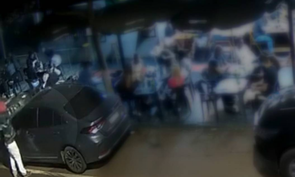 Conveniência é alvo de tiros no Paraná — Foto: Reprodução