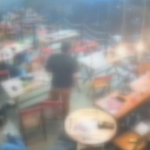 Imagens mostram clientes se jogando no chão durante tiros — Foto: Reprodução