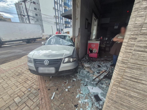 A lateral do carro ficou prensada contra a parede. Foto: CGN.