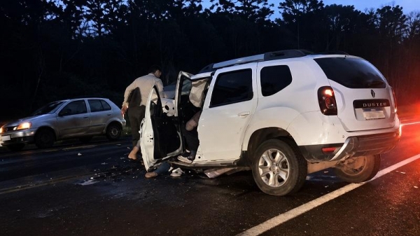 A colisão envolveu um Renault Duster, um Fiat Linea, um Chevrolet Corsa, um Volkswagen Gol e um caminhão. Foto: PRF