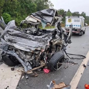 Veículo totalmente destruído. Foto: Divulgação.